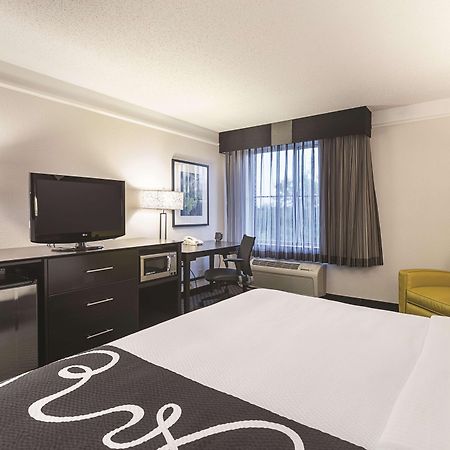 Отель La Quinta By Wyndham Atlanta Розуэлл Экстерьер фото